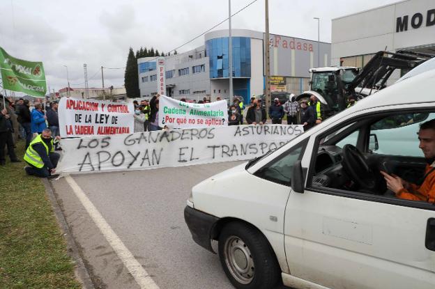 Las empresas advierten de cierres y ERTEs por el paro del transporte 