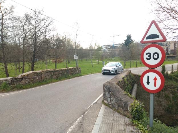 Puente de la Coría. Se demolerá el actual, en el que no caben dos coches, y se construirá un nuevo con un vial más ancho y una mayor sección en el río.