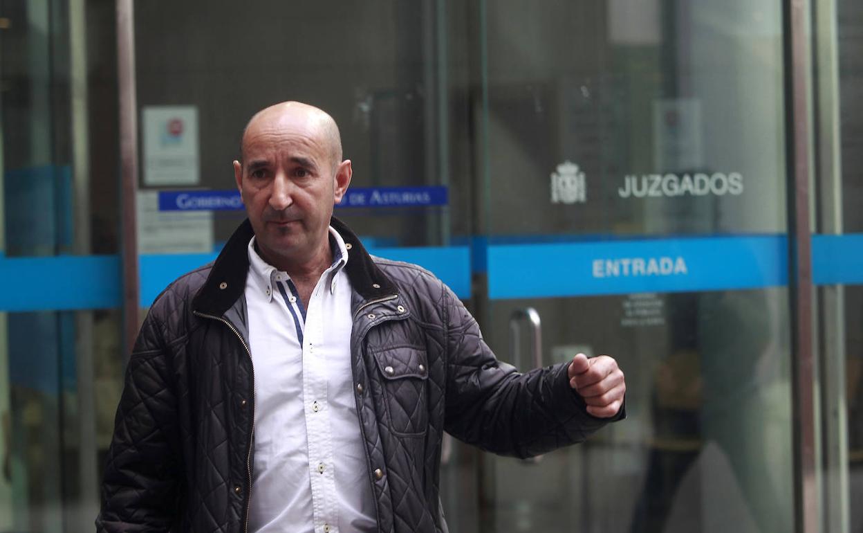 Belarmino Alvarez Arias, exalcalde de Teverga, sale de los juzgados tras declarar en la vista oral que se celebró en octubre