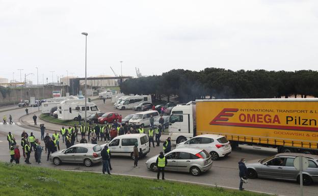 El Principado avisa: «No vamos a permitir acciones violentas» en la huelga de transportes 