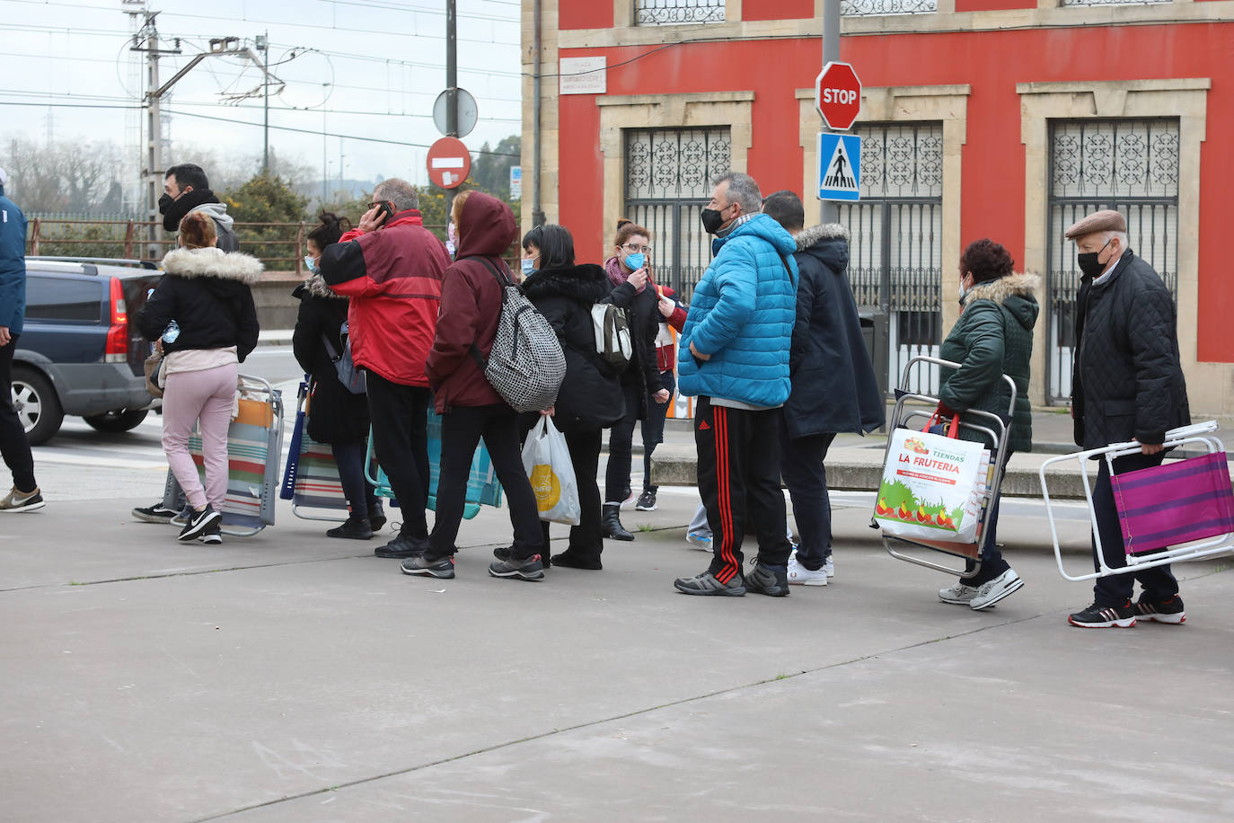 Más de un centenar de avilesinos hicieron cola en la plaza de Santiago López para garantizarse un sitio en la Comida en la Calle del próximo 18 de abril.