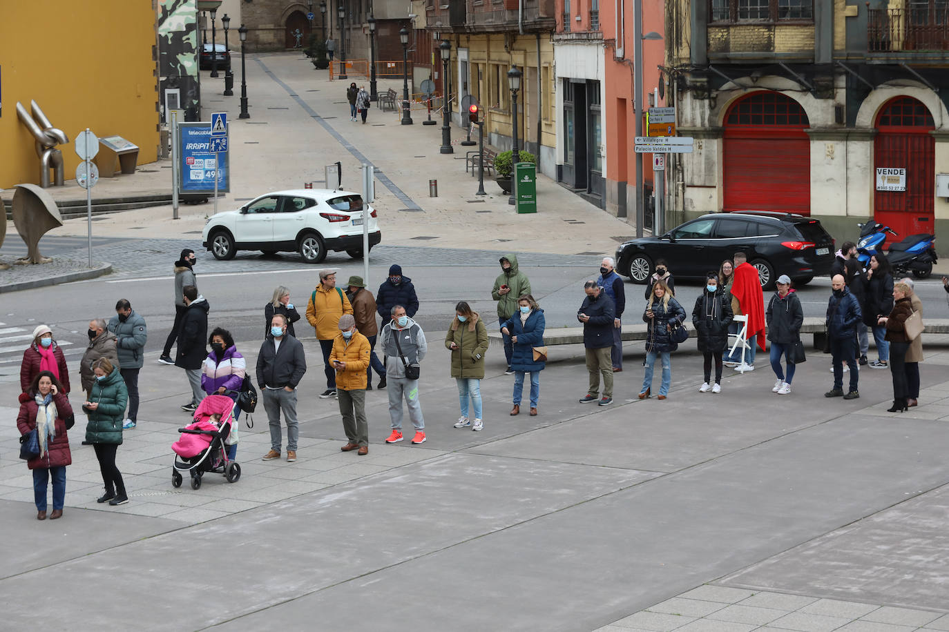 Más de un centenar de avilesinos hicieron cola en la plaza de Santiago López para garantizarse un sitio en la Comida en la Calle del próximo 18 de abril.