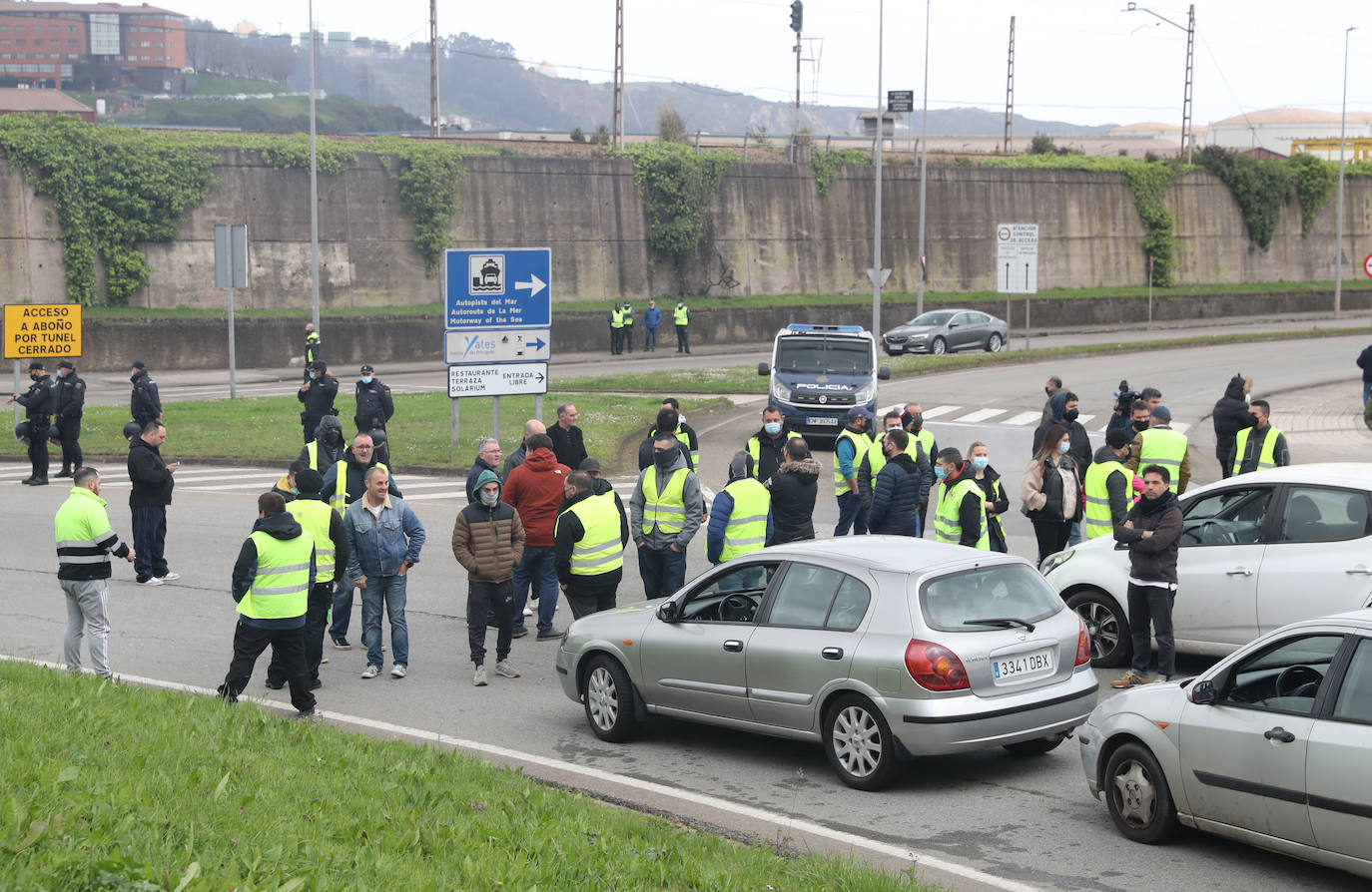 Los puertos de la región siguen en una situación complicada, sin tráfico de camiones que puedan mover las mercancías, más allá de los que trabajan con escolta, mientras las posturas de las entidades que apoyan los paros en la región se mantienen firmes.