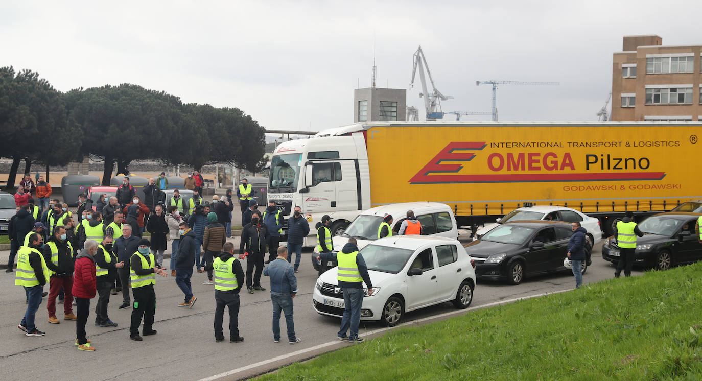 Los puertos de la región siguen en una situación complicada, sin tráfico de camiones que puedan mover las mercancías, más allá de los que trabajan con escolta, mientras las posturas de las entidades que apoyan los paros en la región se mantienen firmes.