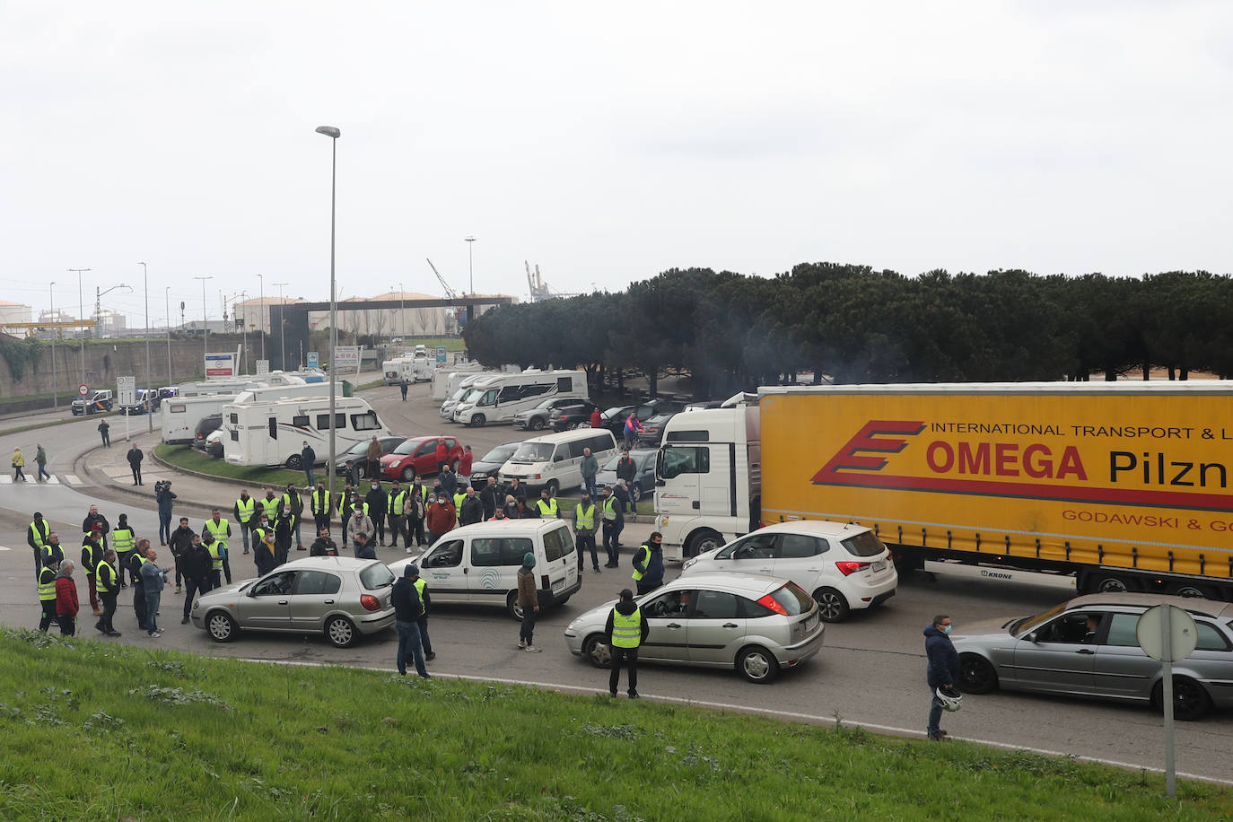 Los puertos de la región siguen en una situación complicada, sin tráfico de camiones que puedan mover las mercancías, más allá de los que trabajan con escolta, mientras las posturas de las entidades que apoyan los paros en la región se mantienen firmes.