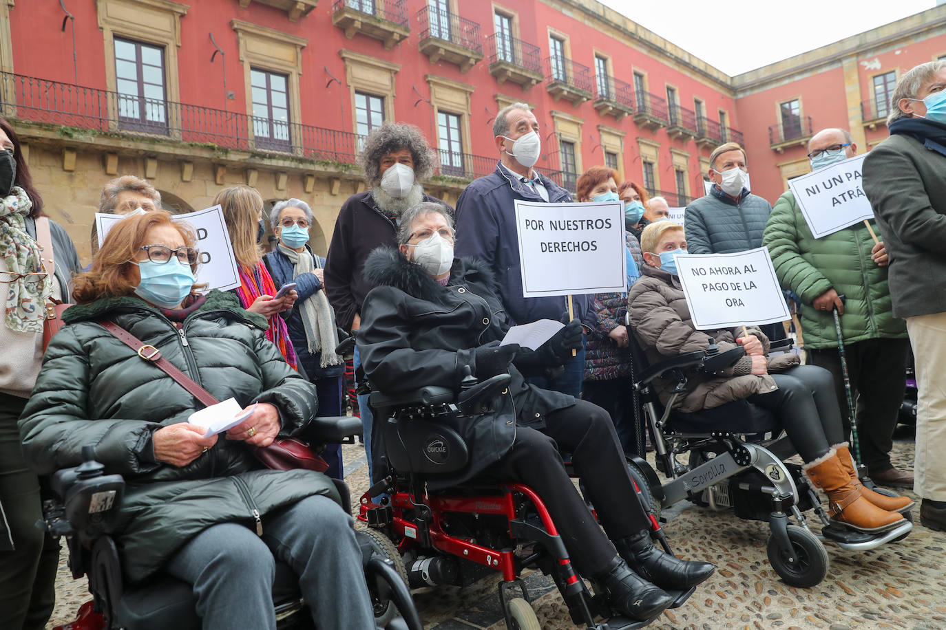 Personas con discapacidad y movilidad reducida se concentraron este mediodía en la plaza Mayor, para mostrar su oposición a la nueva ordenanza de movilidad que les retira la exención del pago por aparcar en la zona ORA