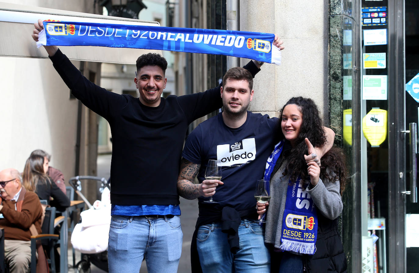 La afición del Real Oviedo ha llenado las calles de Lugo, donde el club azul se disputa este sábado los tres puntos 