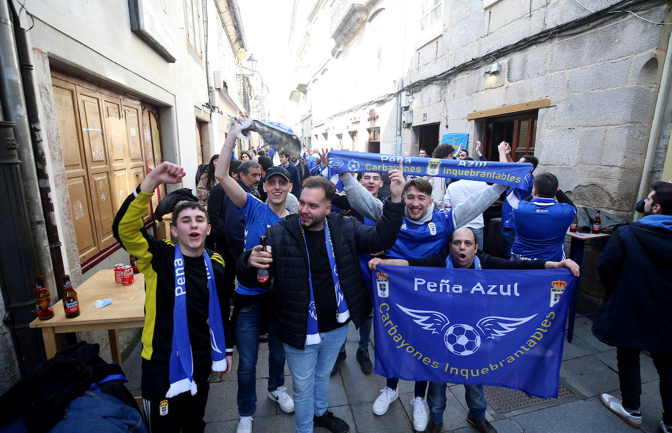 La afición del Real Oviedo ha llenado las calles de Lugo, donde el club azul se disputa este sábado los tres puntos 