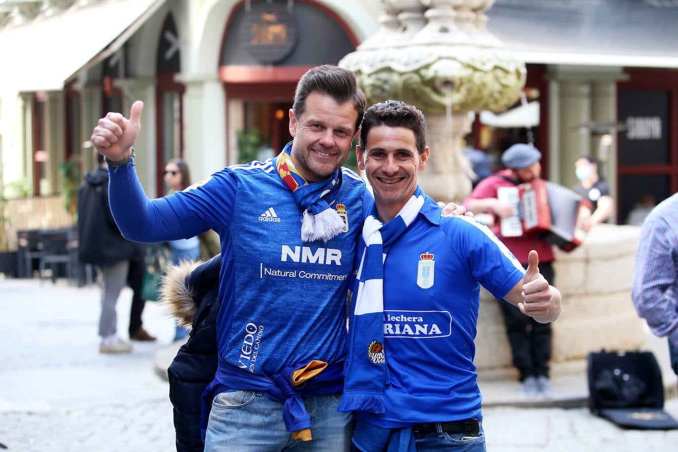 La afición del Real Oviedo ha llenado las calles de Lugo, donde el club azul se disputa este sábado los tres puntos 