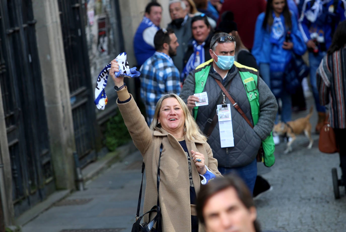 La afición del Real Oviedo ha llenado las calles de Lugo, donde el club azul se disputa este sábado los tres puntos 