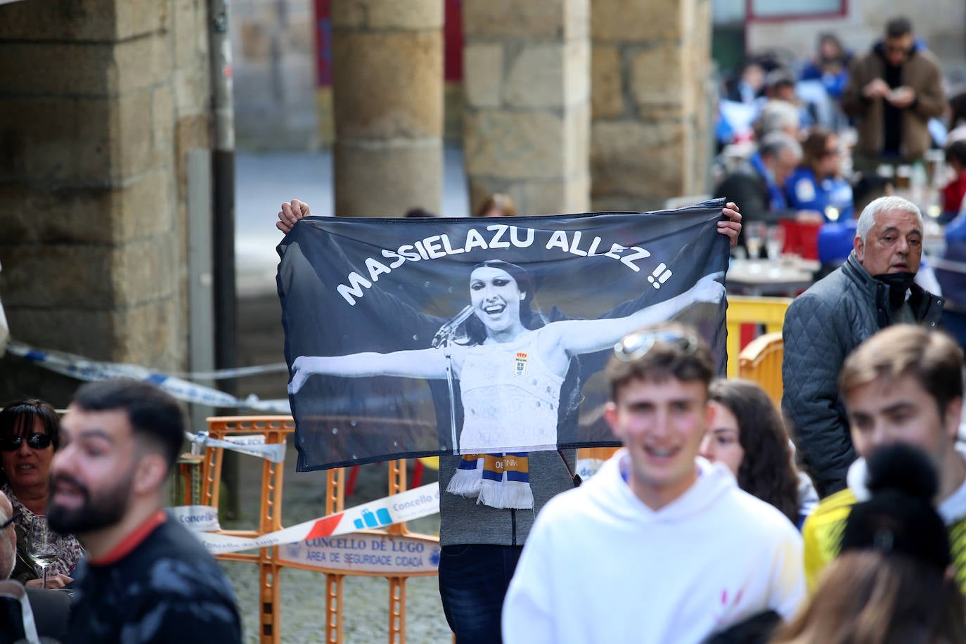 La afición del Real Oviedo ha llenado las calles de Lugo, donde el club azul se disputa este sábado los tres puntos 