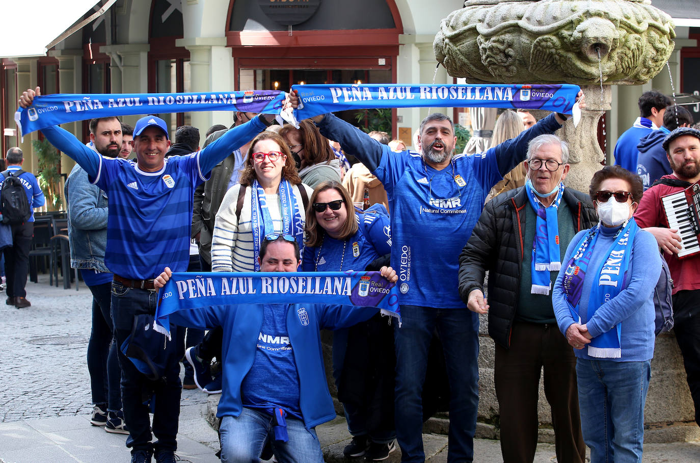 La afición del Real Oviedo ha llenado las calles de Lugo, donde el club azul se disputa este sábado los tres puntos 