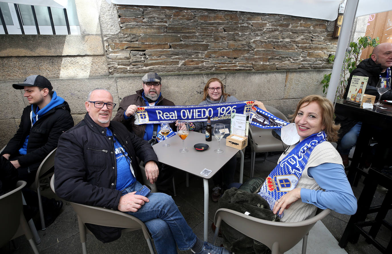 La afición del Real Oviedo ha llenado las calles de Lugo, donde el club azul se disputa este sábado los tres puntos 