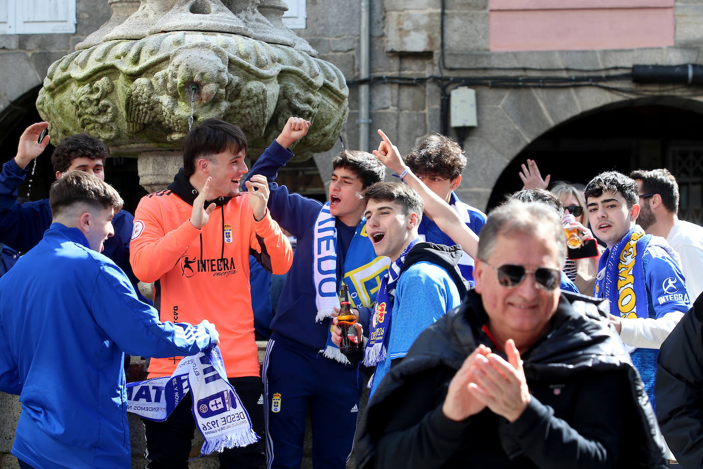 La afición del Real Oviedo ha llenado las calles de Lugo, donde el club azul se disputa este sábado los tres puntos 