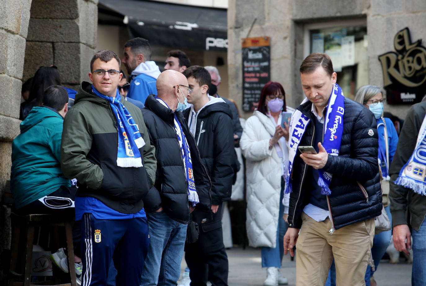 La afición del Real Oviedo ha llenado las calles de Lugo, donde el club azul se disputa este sábado los tres puntos 