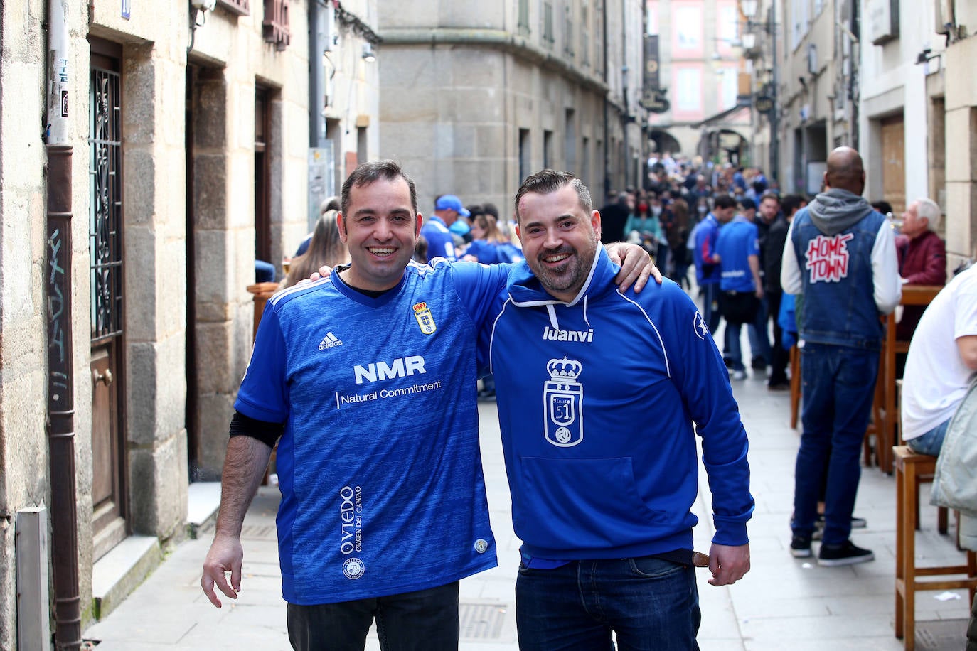 La afición del Real Oviedo ha llenado las calles de Lugo, donde el club azul se disputa este sábado los tres puntos 