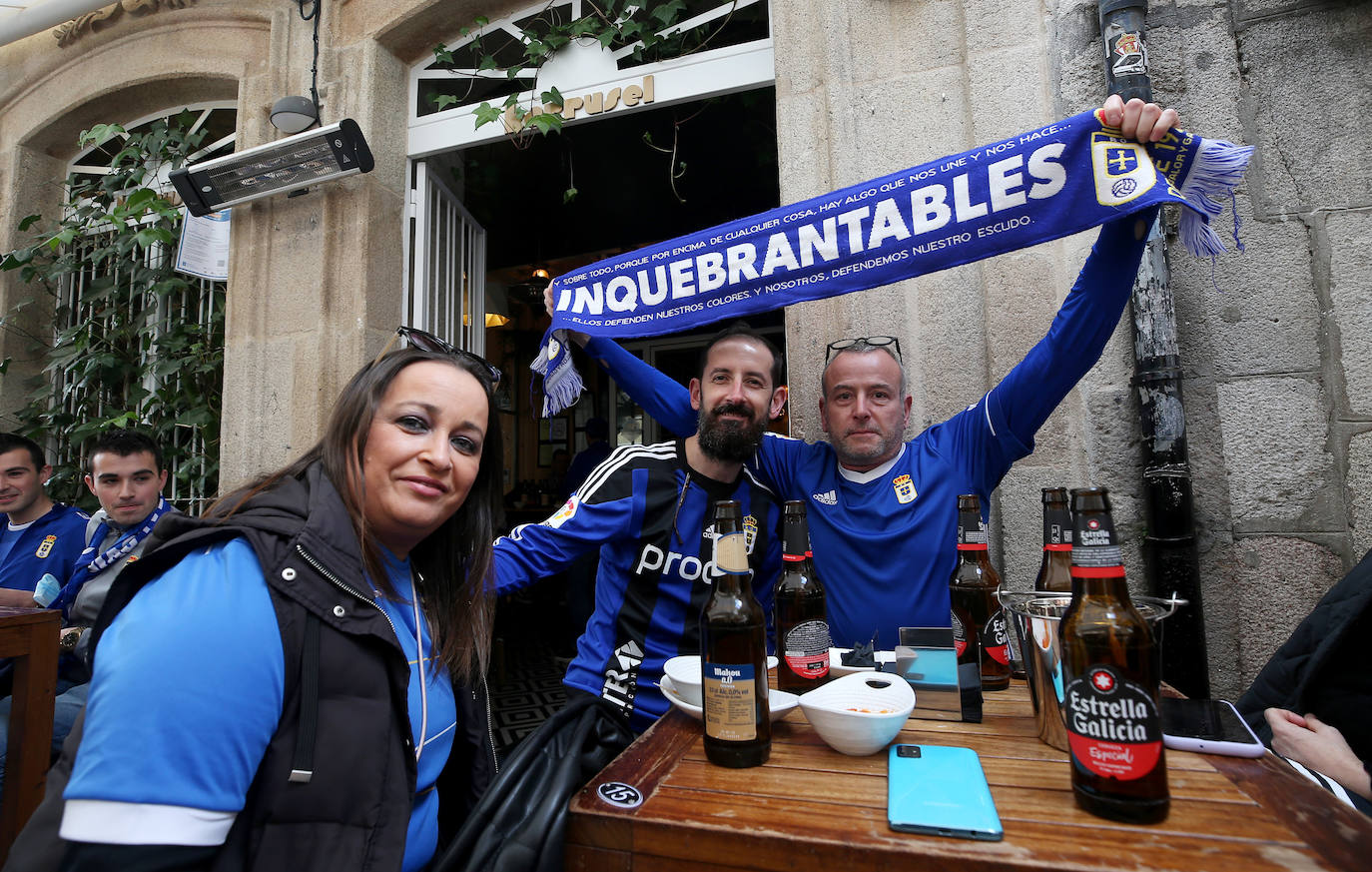 La afición del Real Oviedo ha llenado las calles de Lugo, donde el club azul se disputa este sábado los tres puntos 