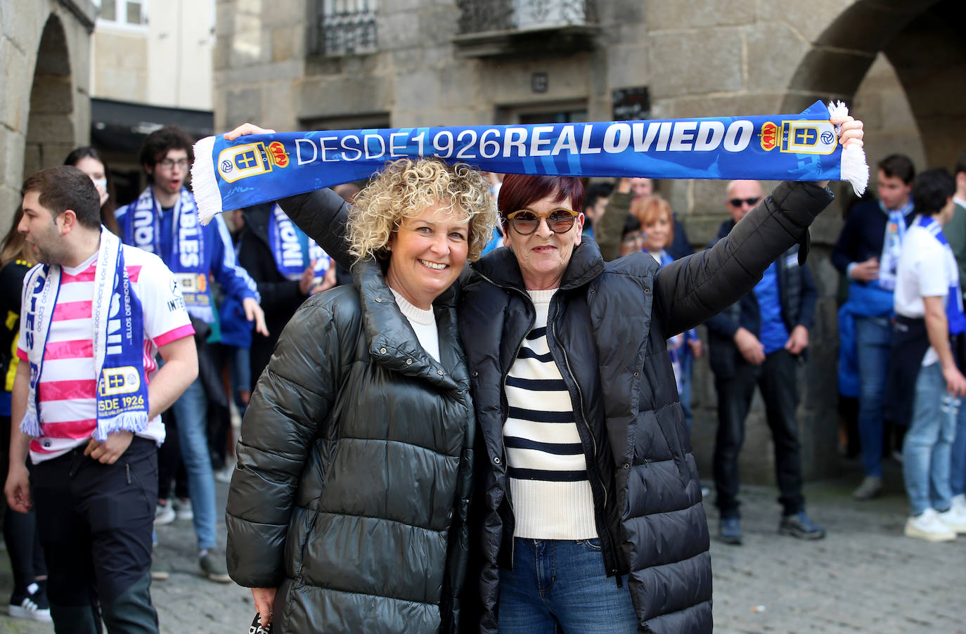 La afición del Real Oviedo ha llenado las calles de Lugo, donde el club azul se disputa este sábado los tres puntos 