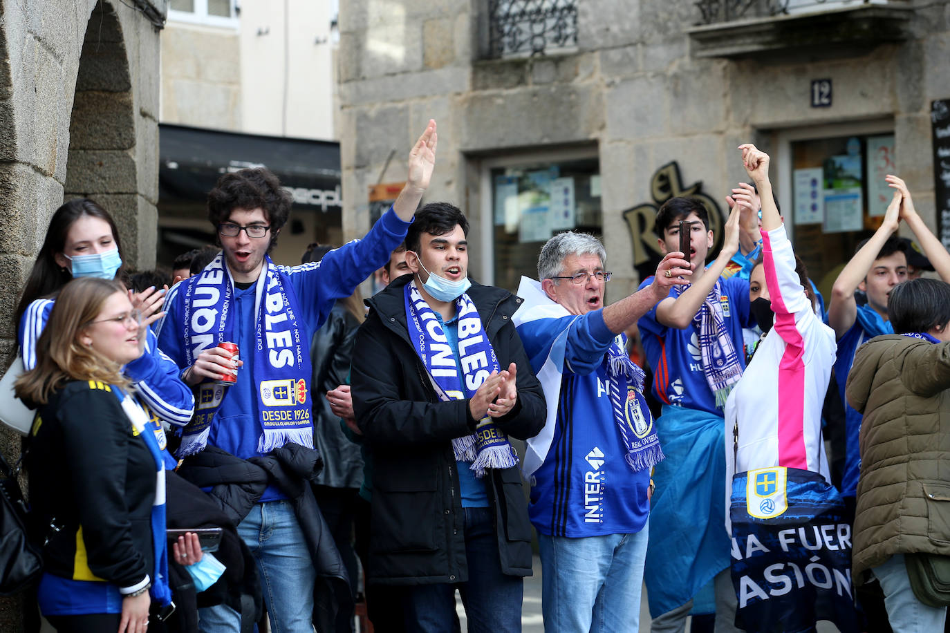 La afición del Real Oviedo ha llenado las calles de Lugo, donde el club azul se disputa este sábado los tres puntos 