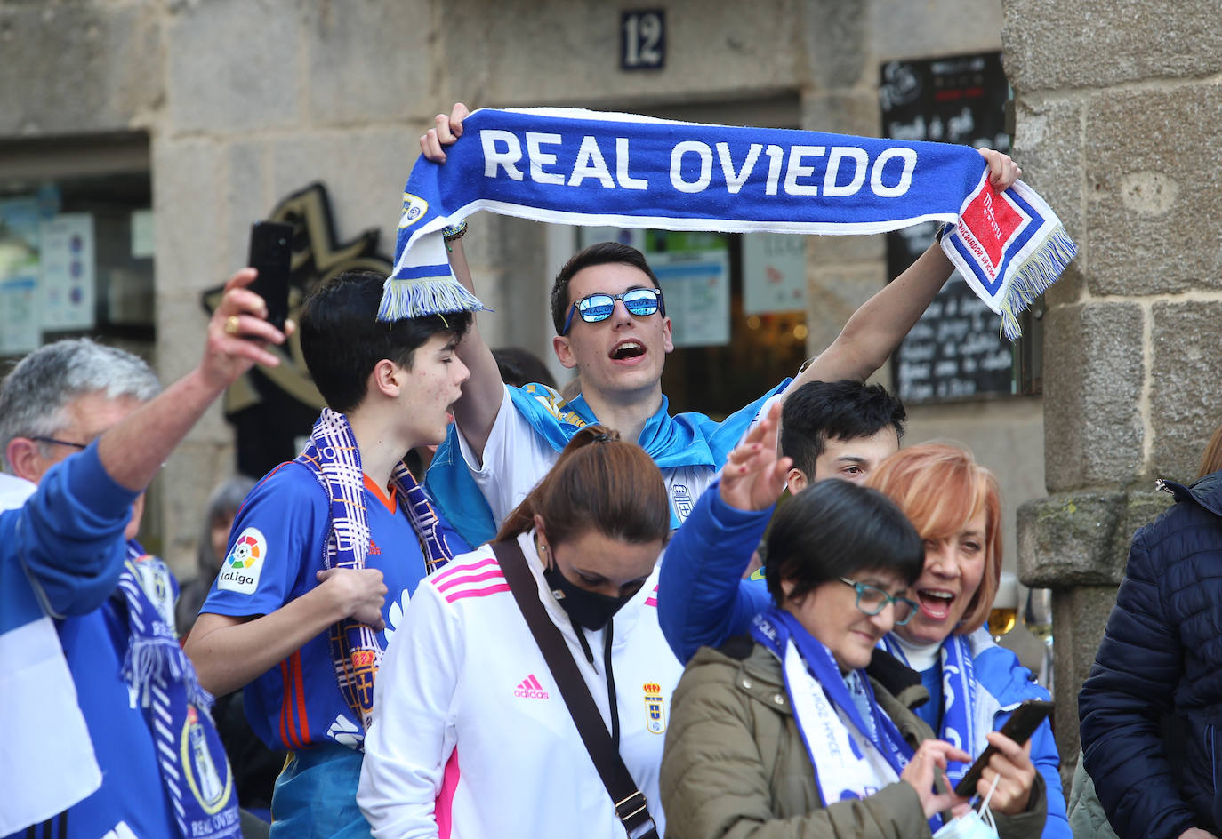 La afición del Real Oviedo ha llenado las calles de Lugo, donde el club azul se disputa este sábado los tres puntos 