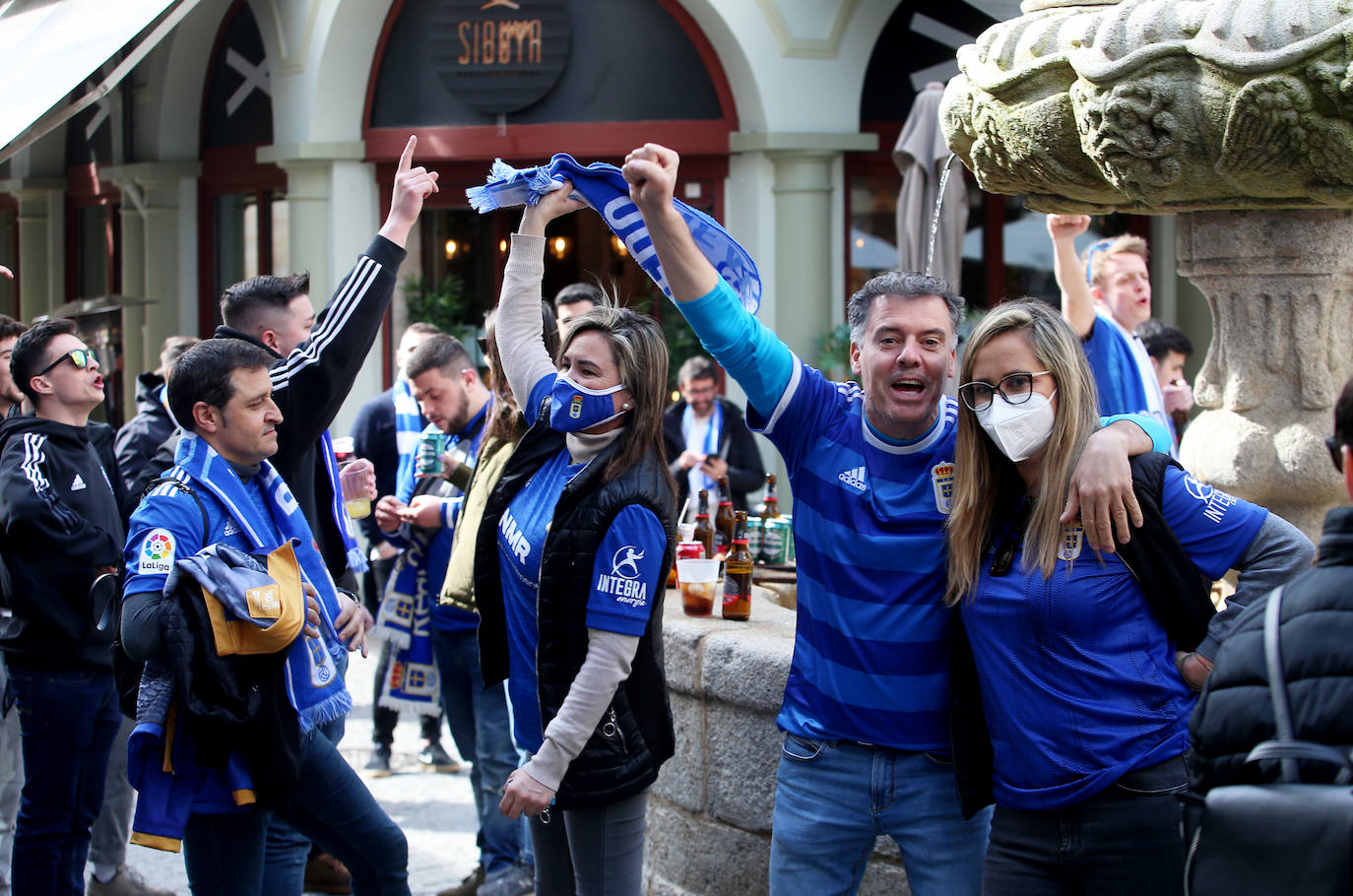 La afición del Real Oviedo ha llenado las calles de Lugo, donde el club azul se disputa este sábado los tres puntos 