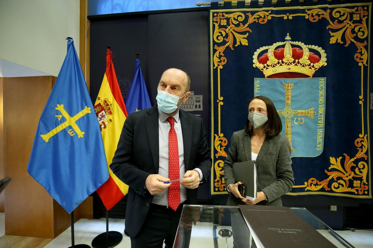 Juan Cofiño y Melania Álvarez, ayer, tras el Consejo de Gobierno. 