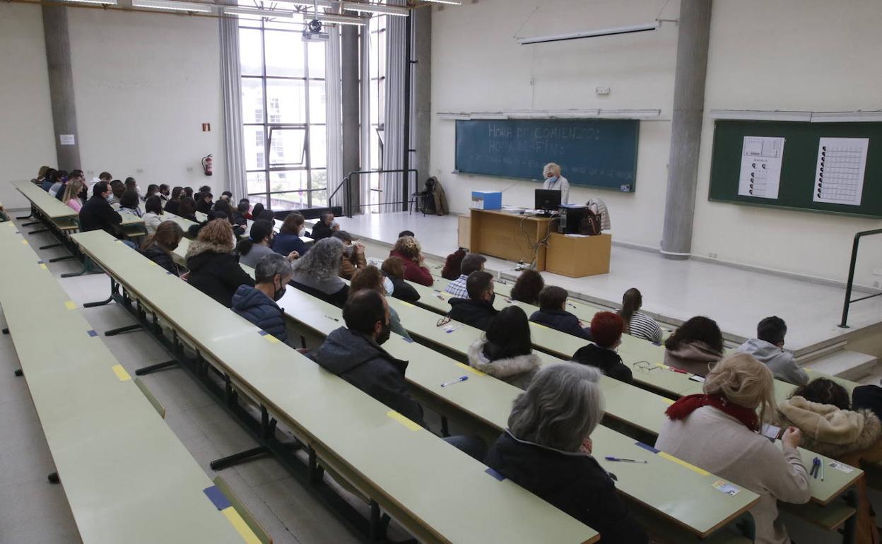 Oposiciones a subalterno en el Principado esta mañana en el campus de El Cristo.