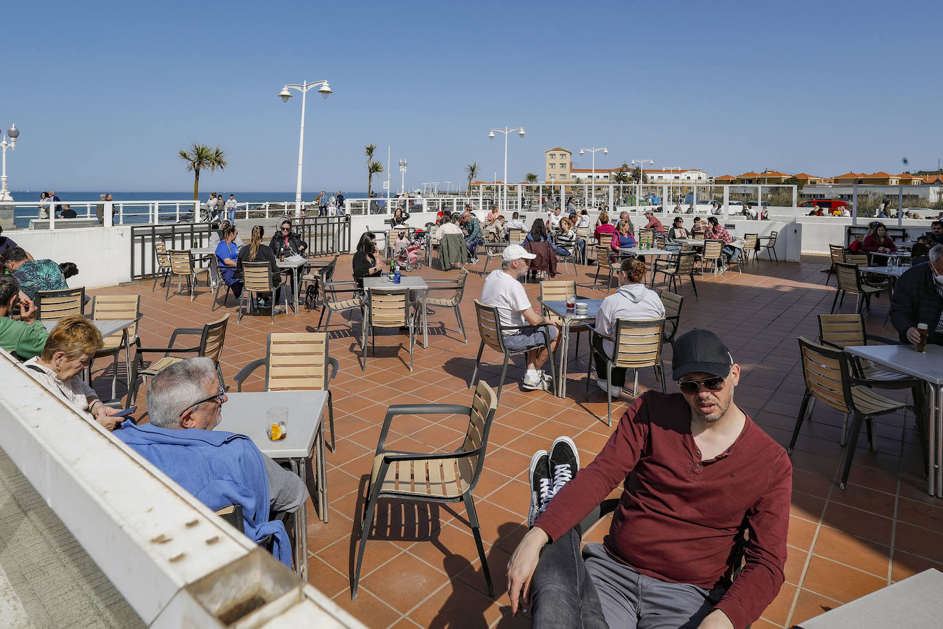 La primera jornada de primavera ha dejado temperaturas de hasta 23 grados en Gijón 