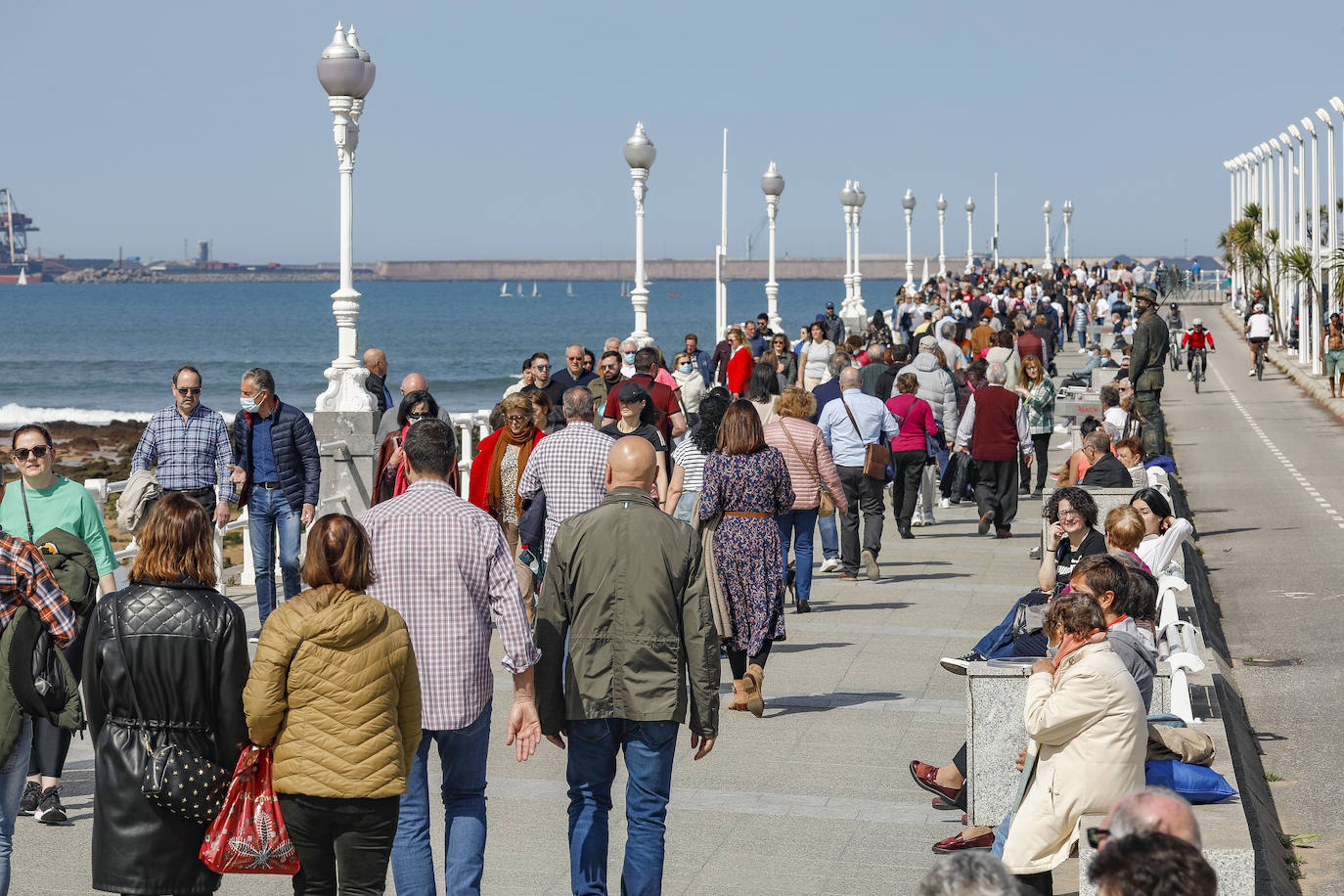 La primera jornada de primavera ha dejado temperaturas de hasta 23 grados en Gijón 