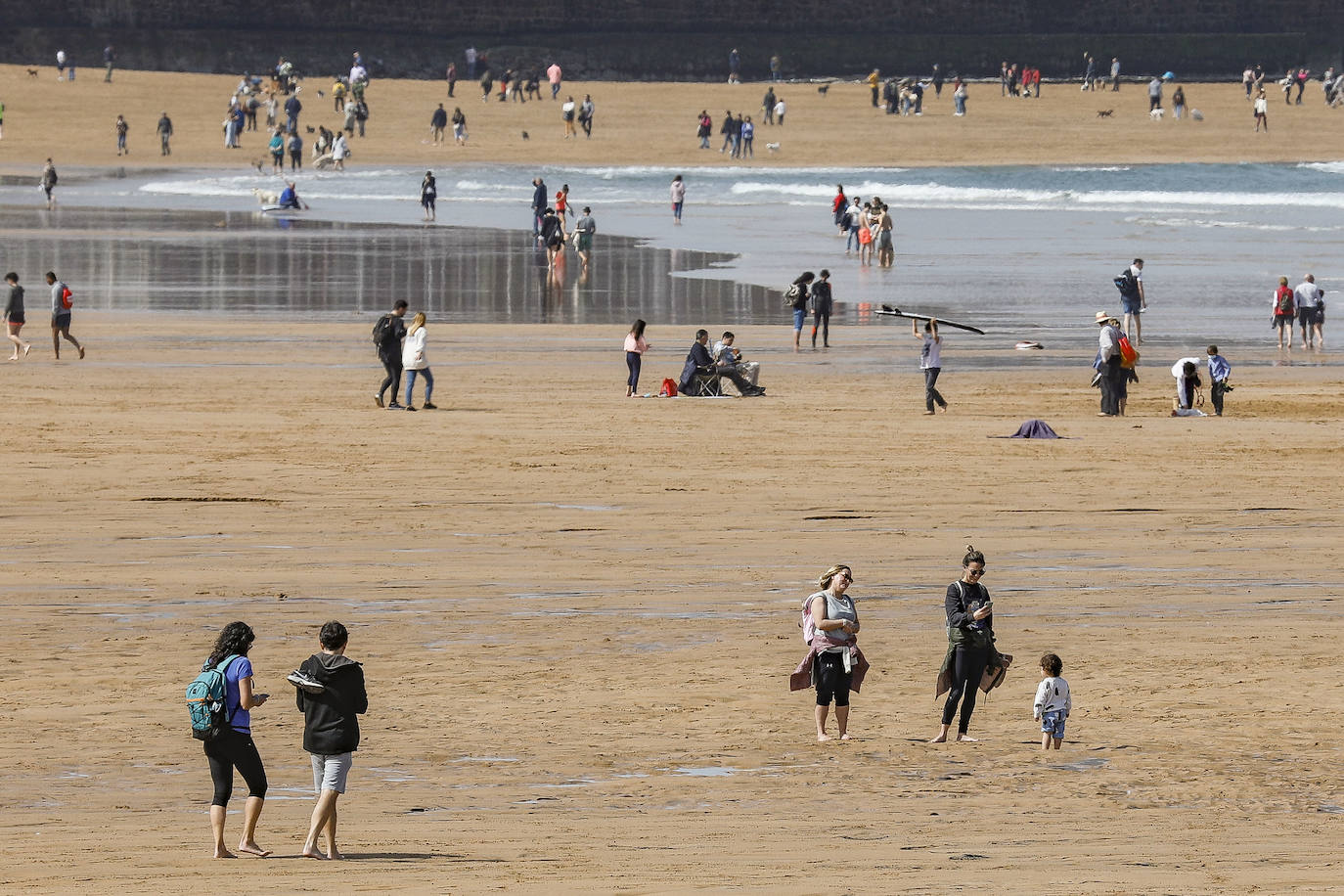 La primera jornada de primavera ha dejado temperaturas de hasta 23 grados en Gijón 