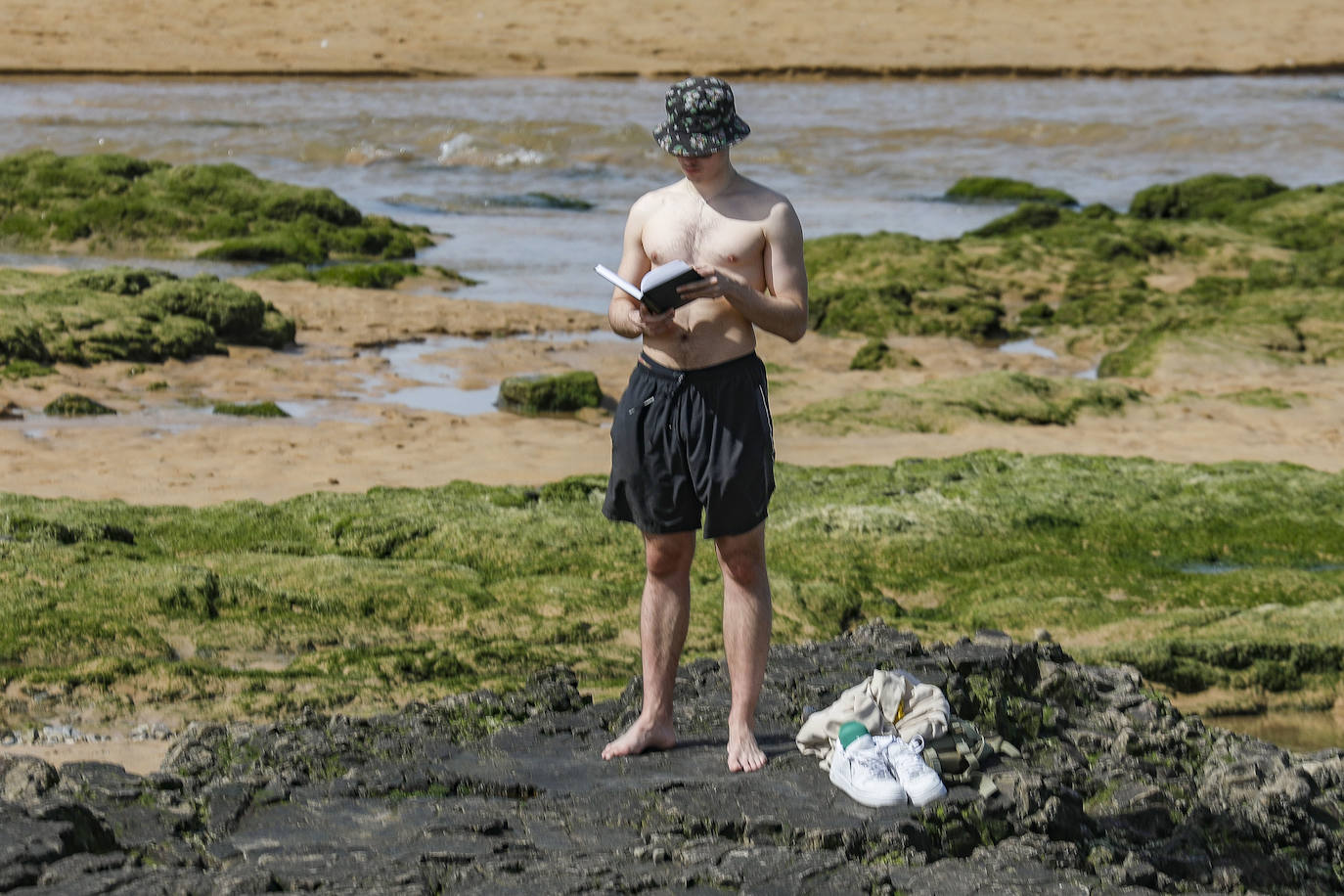 La primera jornada de primavera ha dejado temperaturas de hasta 23 grados en Gijón 