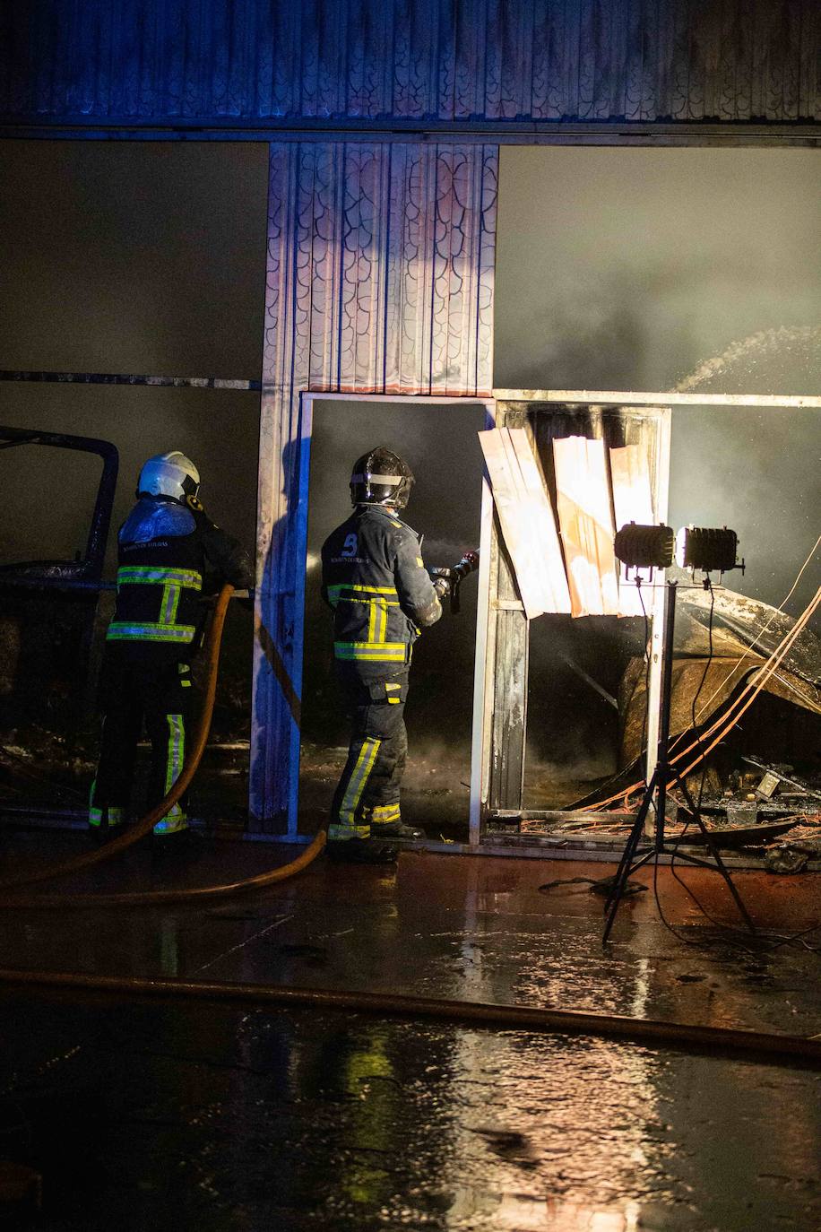 Una nave de conservas ha comenzado a arder por motivos que aún se desconocen