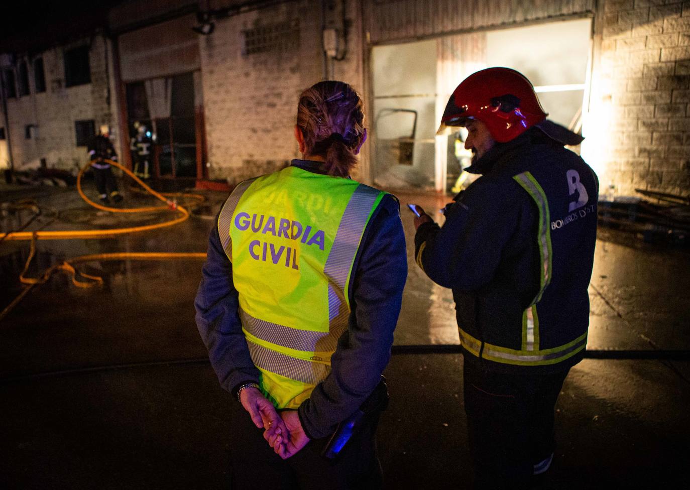 Una nave de conservas ha comenzado a arder por motivos que aún se desconocen