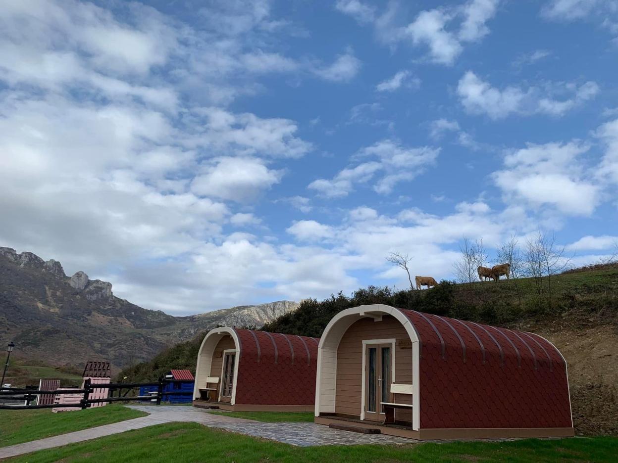 Los dos iglús de madera construidos en la subida del Angliru. 