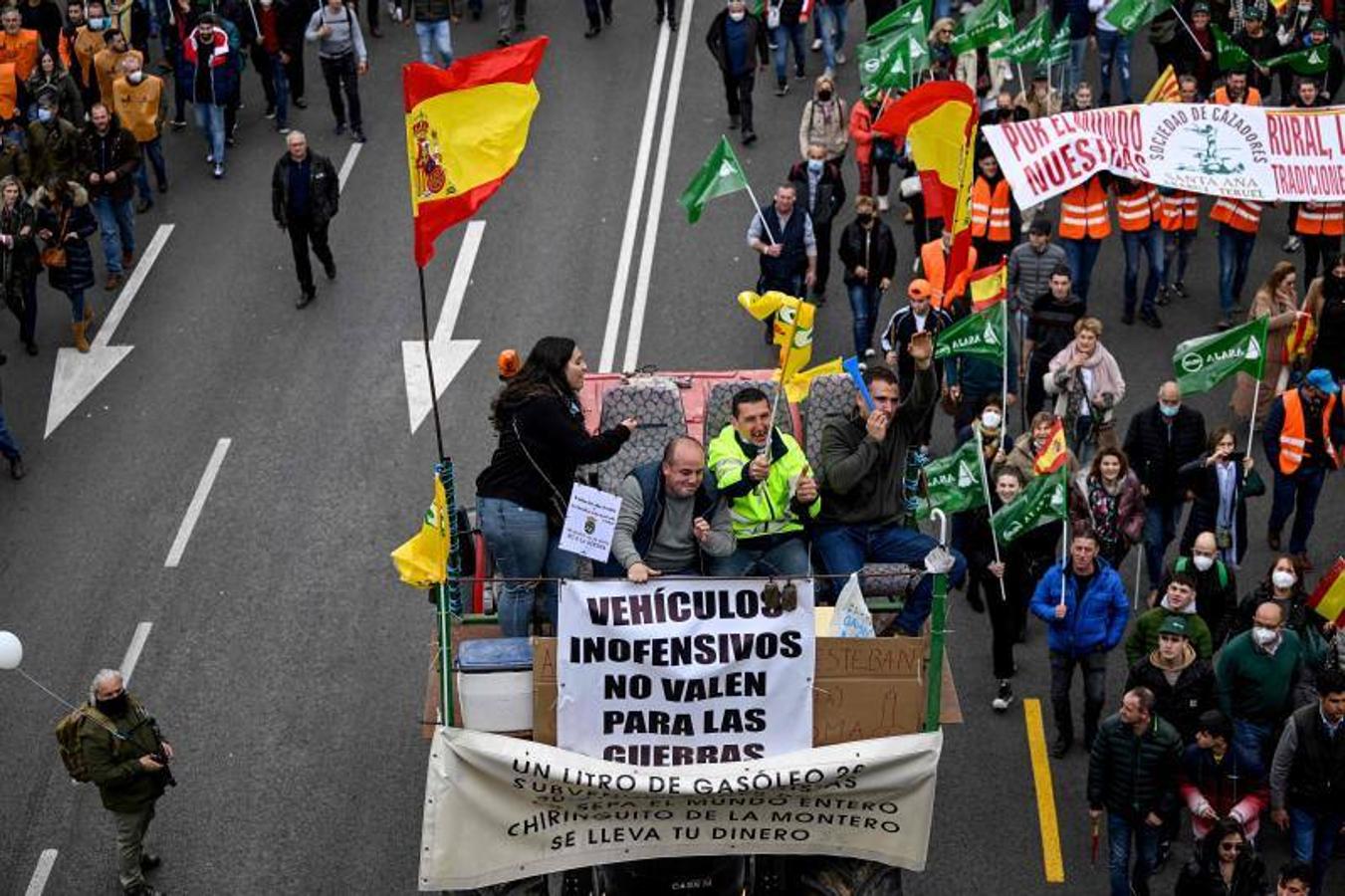 La zozobra de los manifestantes se percibe, incluso por encima de las tamborradas y el constante ruido de los cencerros que acompañan la marcha desde el inicio.