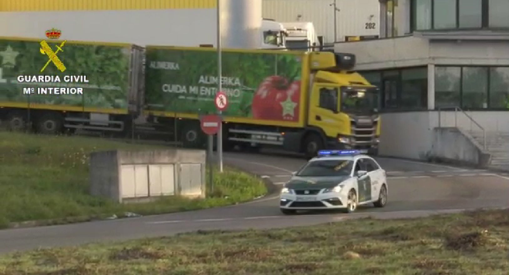 La Guardia Civil escolta a los camiones que van a recoger productos 