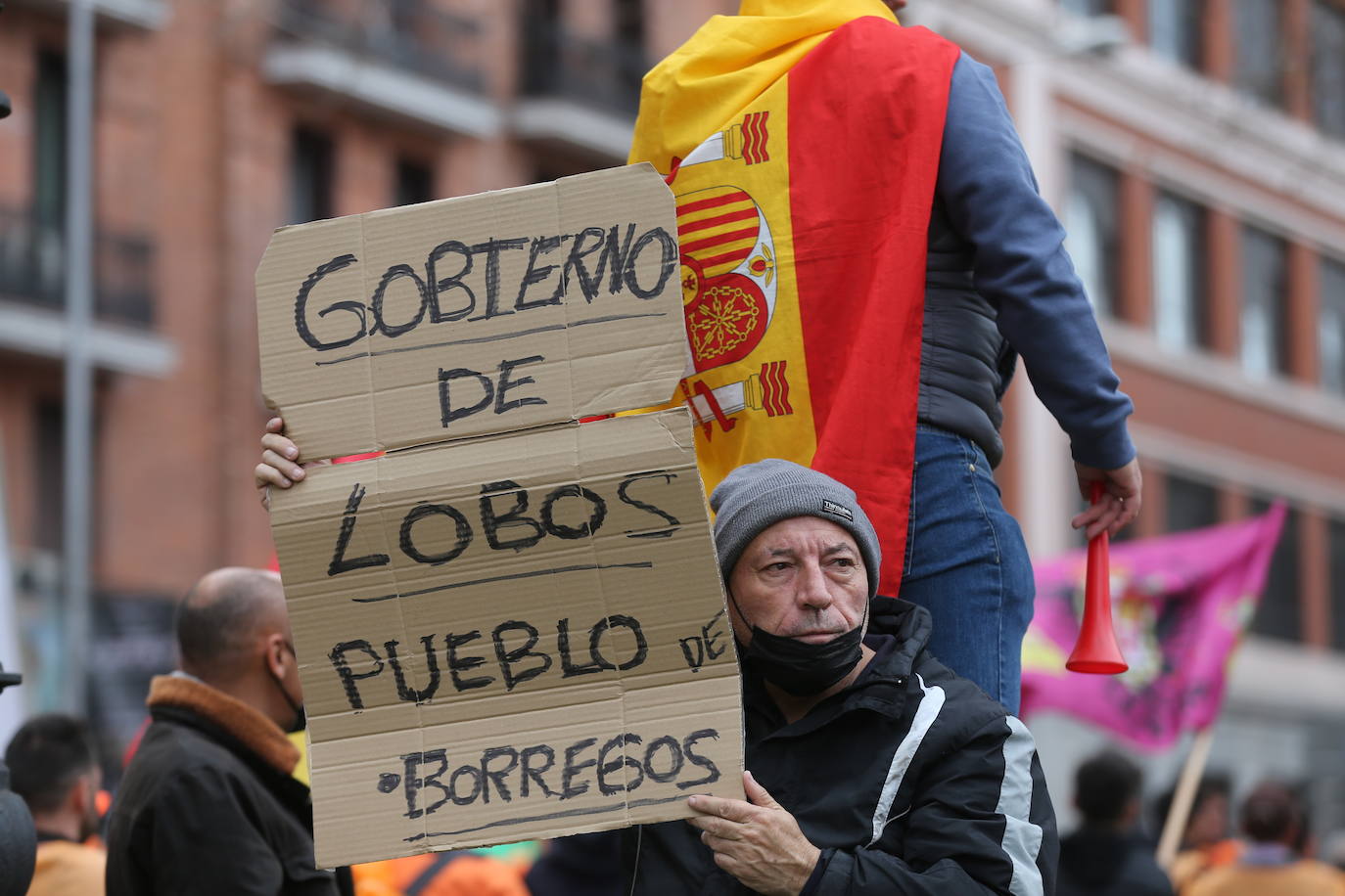 Decenas de miles de personas han tomado las calles de Madrid en una petición desesperada de auxilio al Gobierno por su supervivencia.