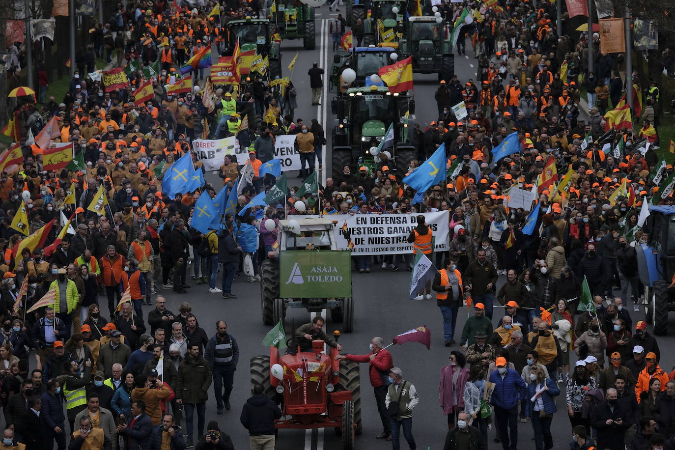 Decenas de miles de personas han tomado las calles de Madrid en una petición desesperada de auxilio al Gobierno por su supervivencia.