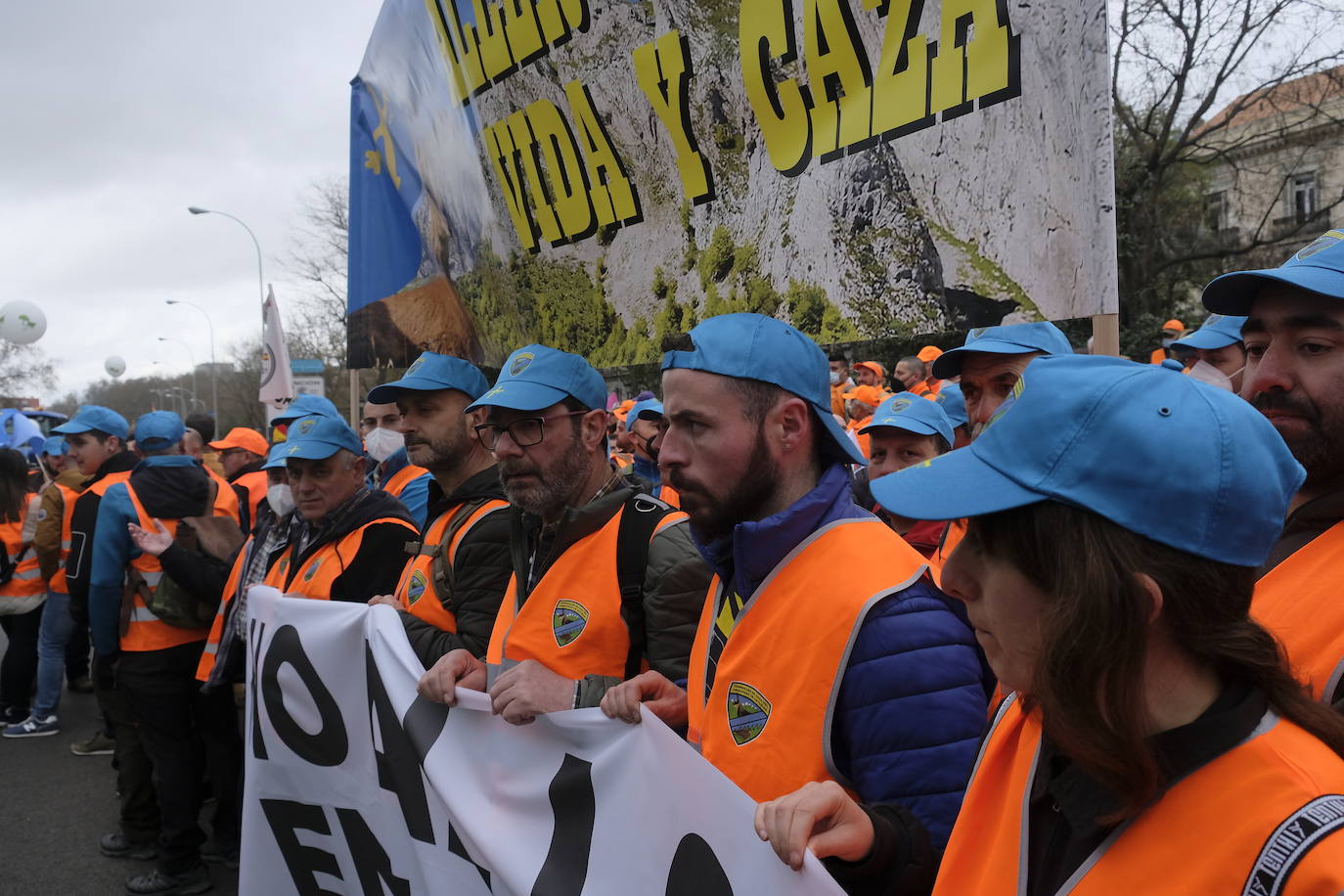 Decenas de miles de personas han tomado las calles de Madrid en una petición desesperada de auxilio al Gobierno por su supervivencia.