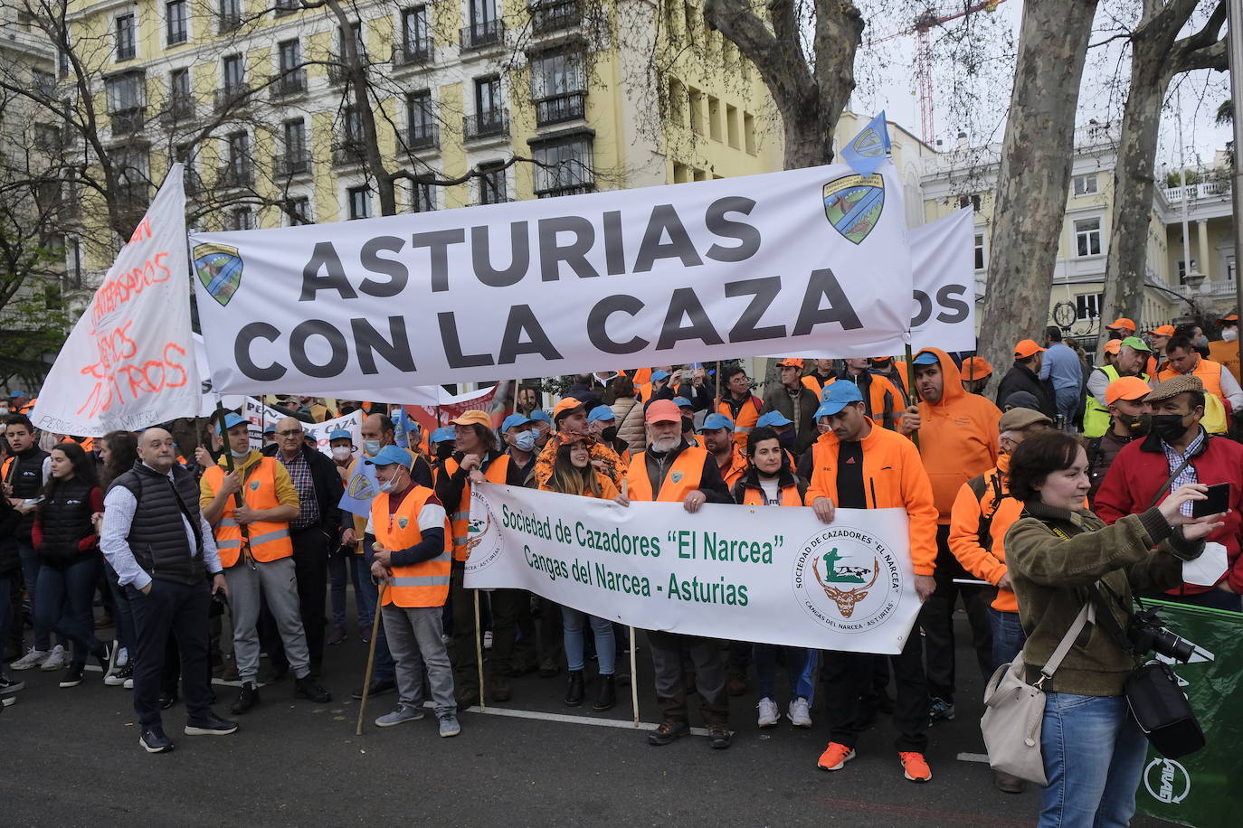 Decenas de miles de personas han tomado las calles de Madrid en una petición desesperada de auxilio al Gobierno por su supervivencia.