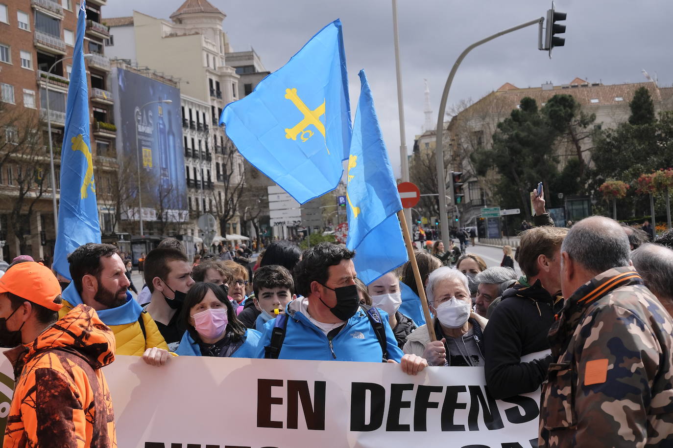 Decenas de miles de personas han tomado las calles de Madrid en una petición desesperada de auxilio al Gobierno por su supervivencia.