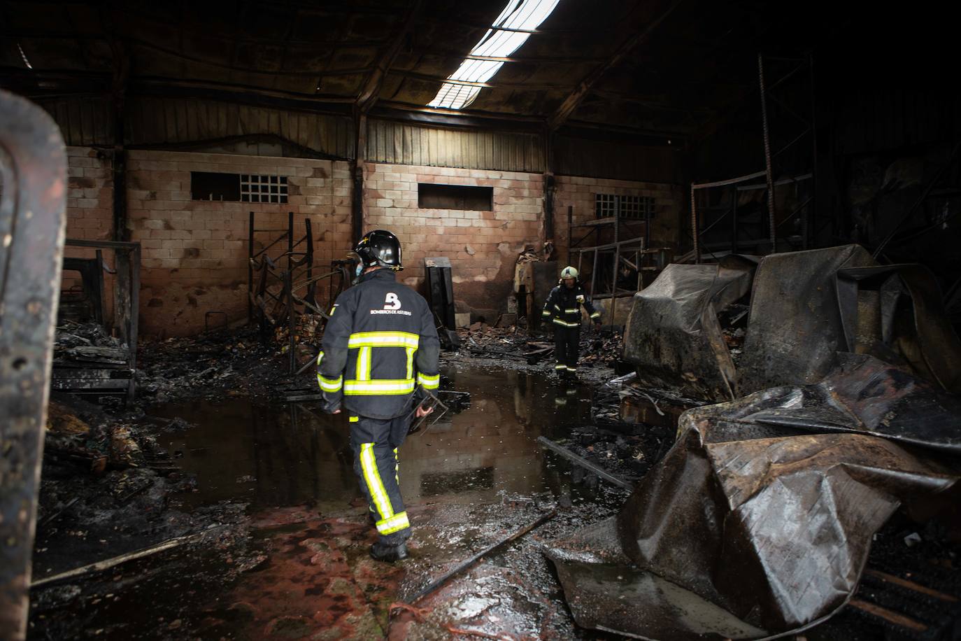 Nueve parques de Bomberos se movilizaron para apagar un gran incendio en una nave industrial del polígono de Santienes. Las llamas han calcinado gran parte de las instalaciones y vehículos cercanos