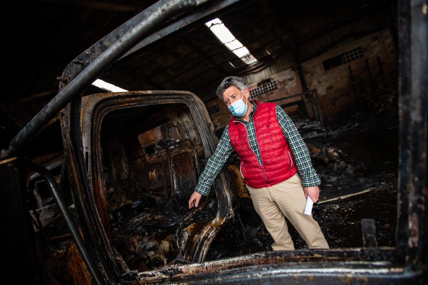 Nueve parques de Bomberos se movilizaron para apagar un gran incendio en una nave industrial del polígono de Santienes. Las llamas han calcinado gran parte de las instalaciones y vehículos cercanos