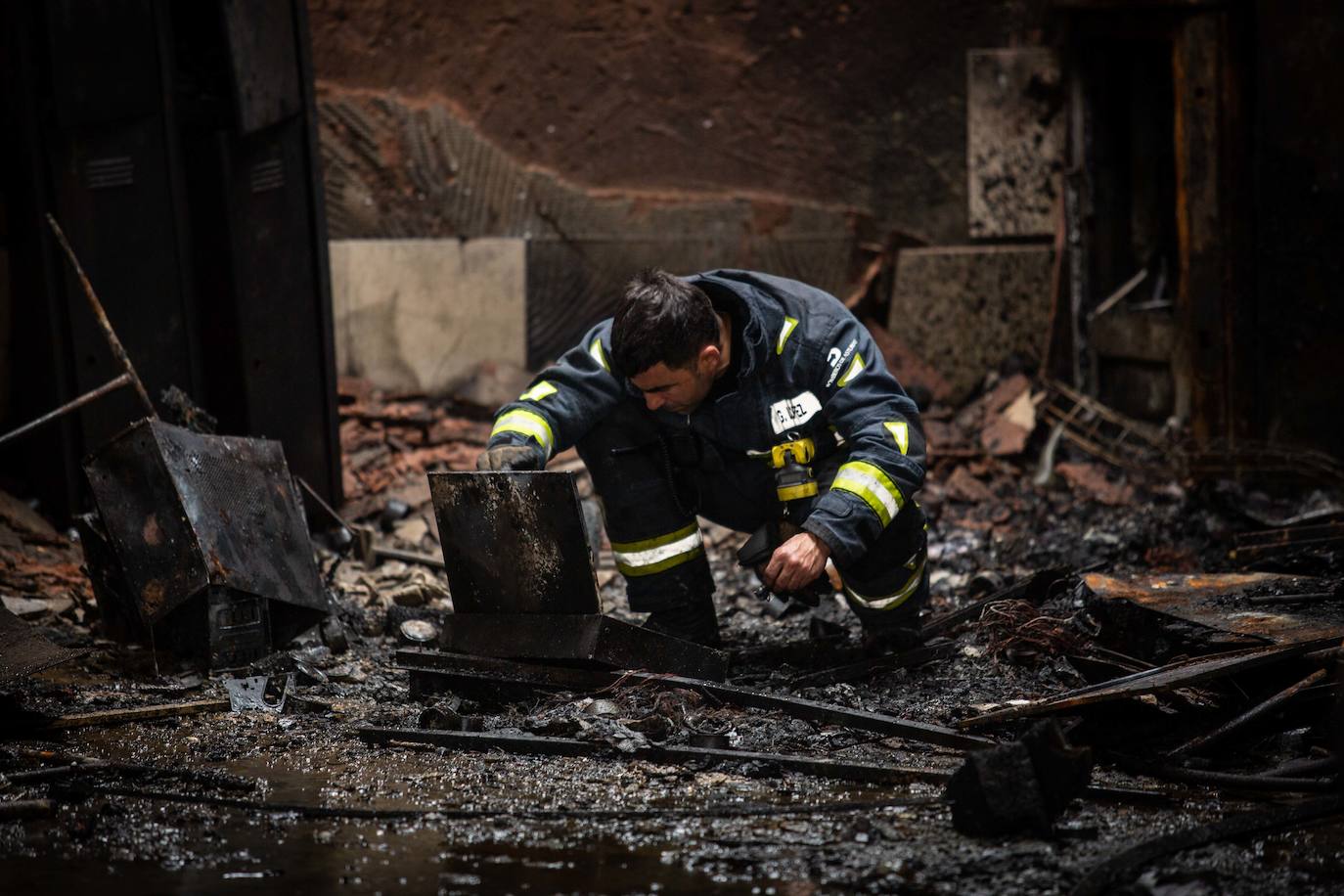 Nueve parques de Bomberos se movilizaron para apagar un gran incendio en una nave industrial del polígono de Santienes. Las llamas han calcinado gran parte de las instalaciones y vehículos cercanos