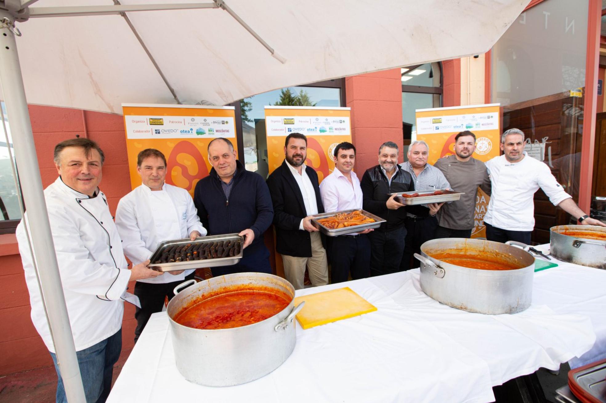 Los chefs posan junto con las ollas preparadas para la Cocina económica. 