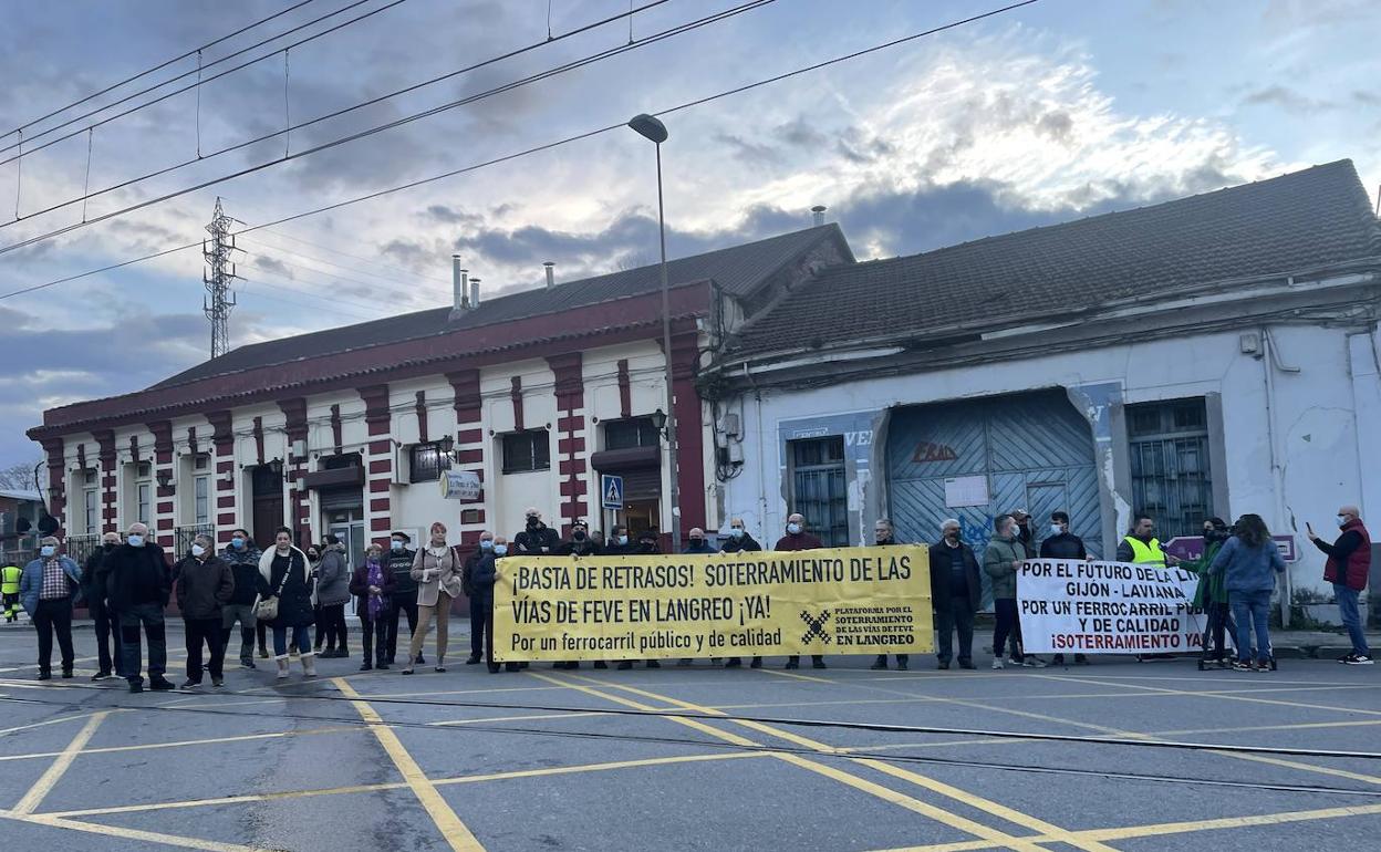 Concentración en Langreo por el fin de las obras de soterramiento. 