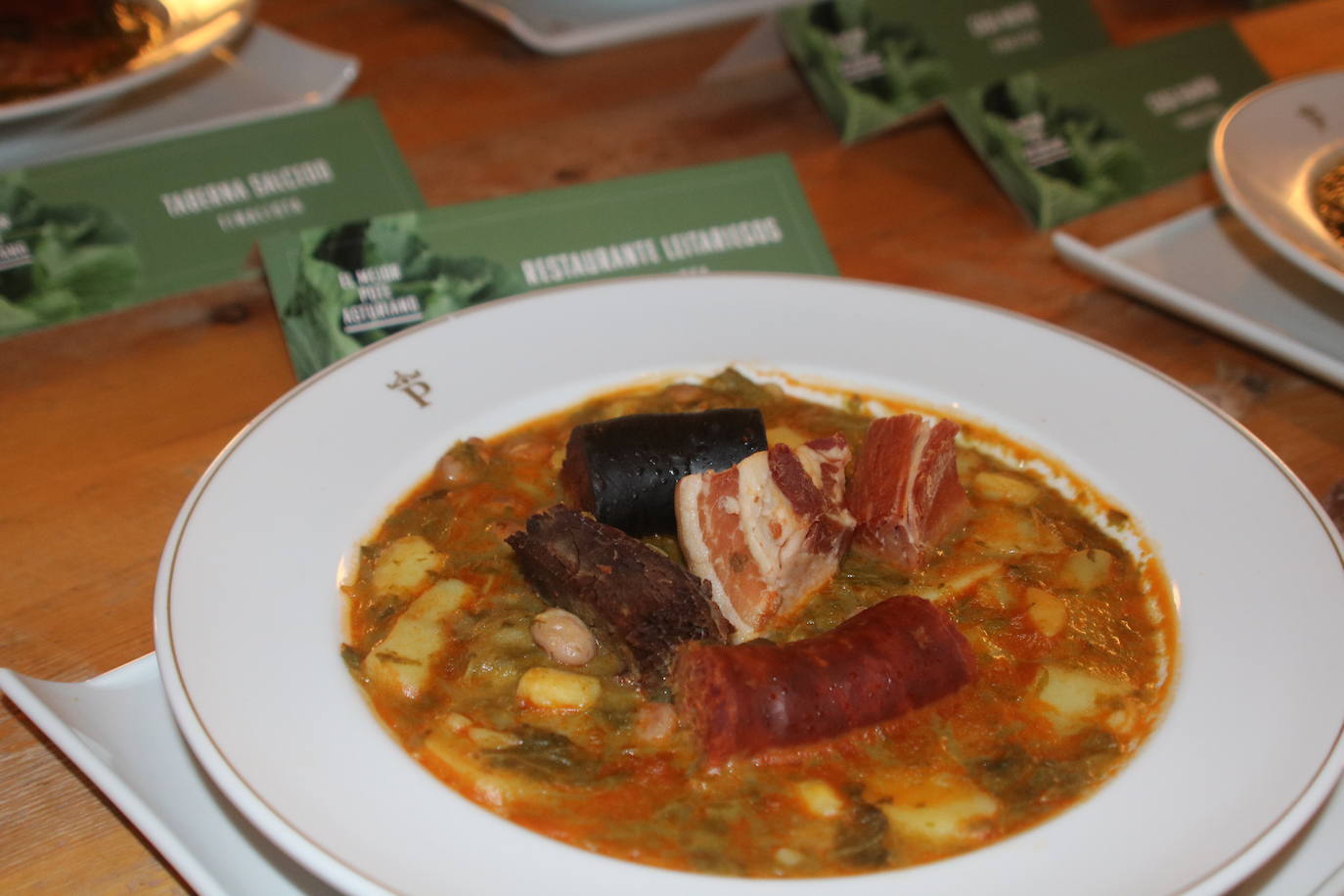 El ganador, a nivel nacional, de la IV edición del Campeonato de Pote Asturiano se lo lleva el restaurante de Leitariegos. Su creador Héctor Cosmen es paradójicamente el más joven de los cocineros que compitieron en el campeonato, pero el que mejor supo defender el plato más antiguo de la cuchara asturiana.