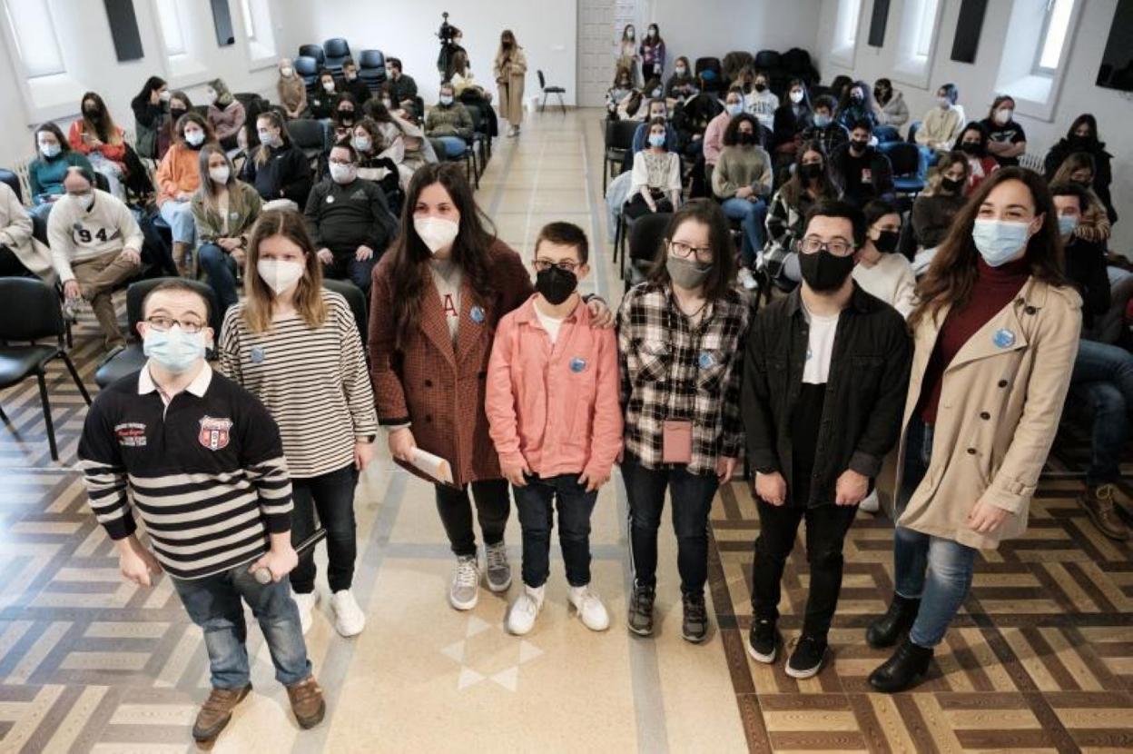 Cuatro jóvenes de la Asociación Síndrome de Down, junto a las trabajadoras sociales y a la psicóloga de la entidad.