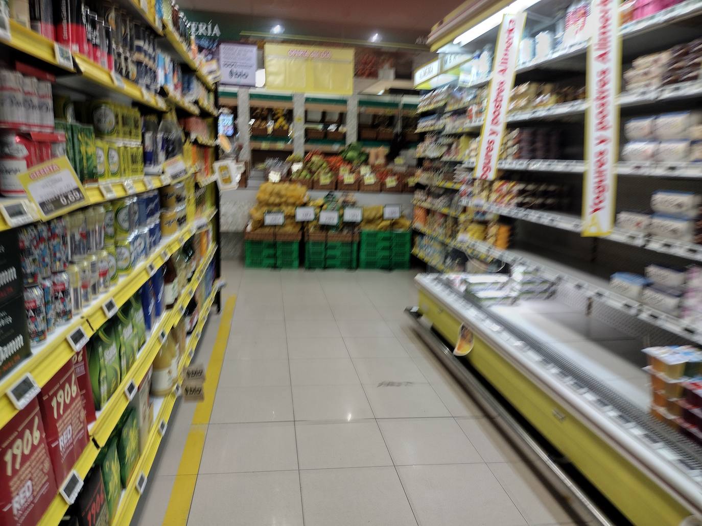 Como consecuencia del paro del transporte por carretera en Asturias, algunos pequeños comercios están teniendo que cerrar por desabastecimiento y en las estanterías de supermercados y grandes superficies se nota la falta de algunos productos. En la imagen, una tienda de Alimerka 