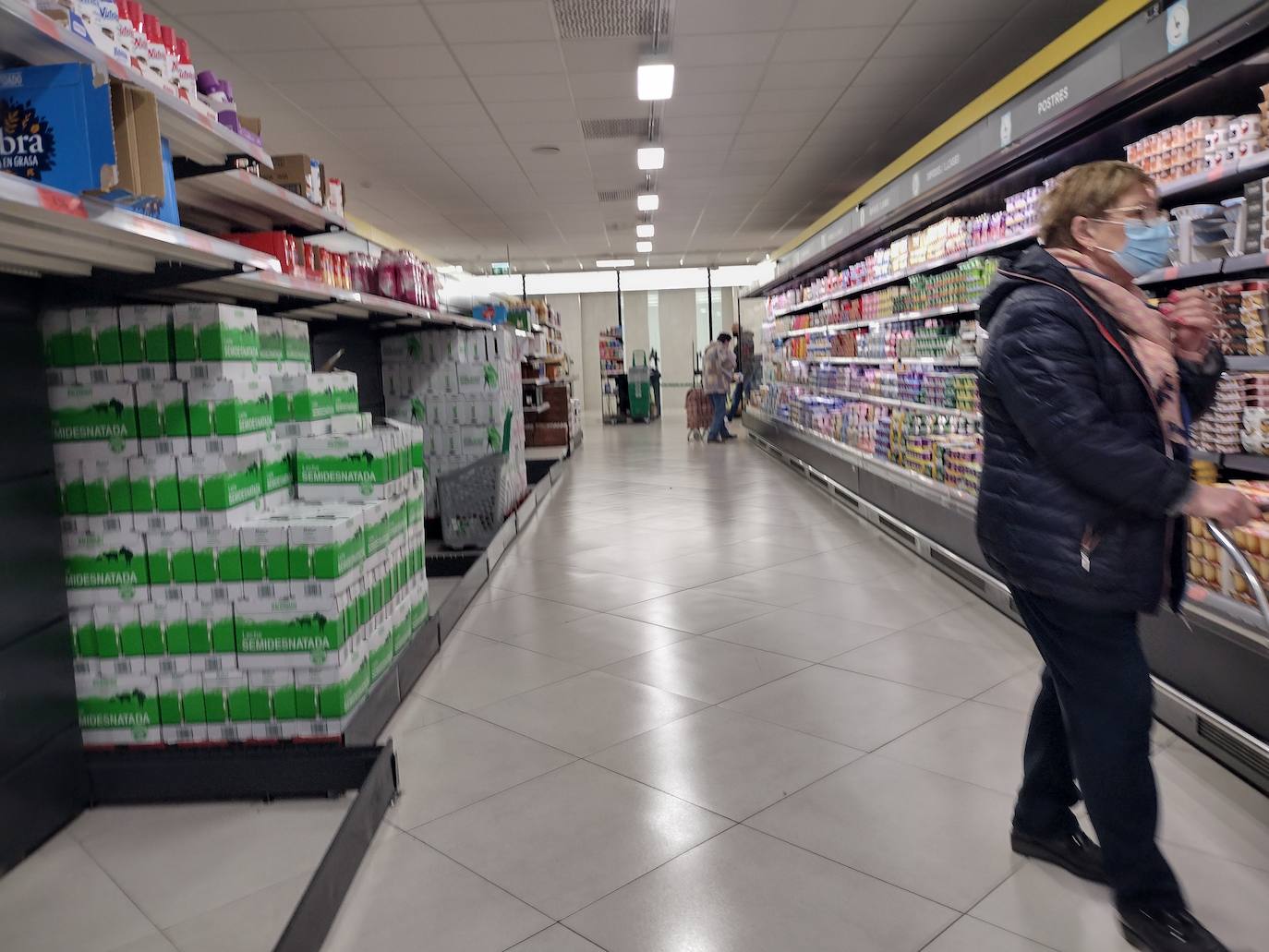 Como consecuencia del paro del transporte por carretera en Asturias, algunos pequeños comercios están teniendo que cerrar por desabastecimiento y en las estanterías de supermercados y grandes superficies se nota la falta de algunos productos. En la imagen, una tienda de Mercadona. 